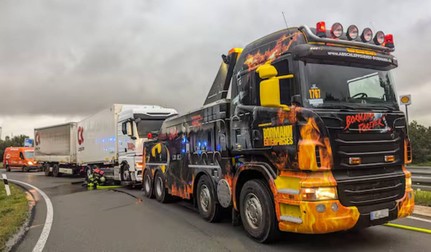 Momentul în care TIR-ul românului este remorcat și scos de pe autostrada din Olanda. Foto:Siegener-zeitung.de