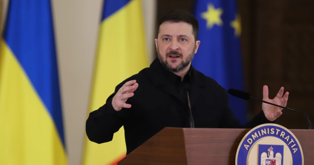 Președintele ucrainean Volodimir Zelenski, în timpul vizitei la București, stă la pupitrul prezidențial și gesticulează