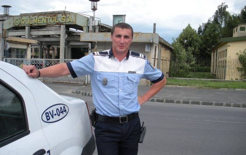 Marian Godină vrea să prindă un șofer fugar. Polițistul din Brașov, implicat într-o campanie pentru găsirea unui bărbat care a lovit și a fugit