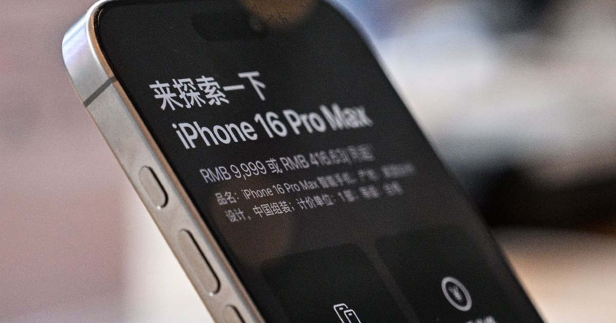 Un iPhone 16 Pro Max expus la vânzare într-un magazin din China.