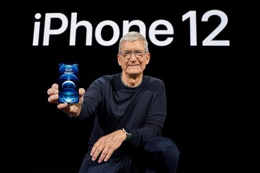 CEO-ul Apple, Tim Cook, a prezentat iPhone 12 Pro. Foto: EPA