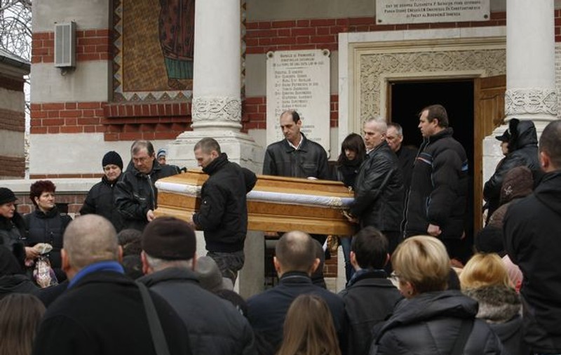 Lacrimi şi durere la înmormântarea Micăi! | FOTO