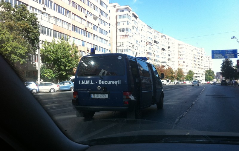 Mamă și fiu din Reșița, găsiți inconștienți în casă. Ce au descoperit polițiștii, după ce medicii au declarat decesul celor doi
