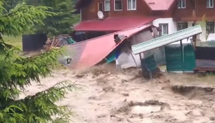 Acoperișul unei pensiuni din județul Argeș, smuls de ape foto: Meteoplus