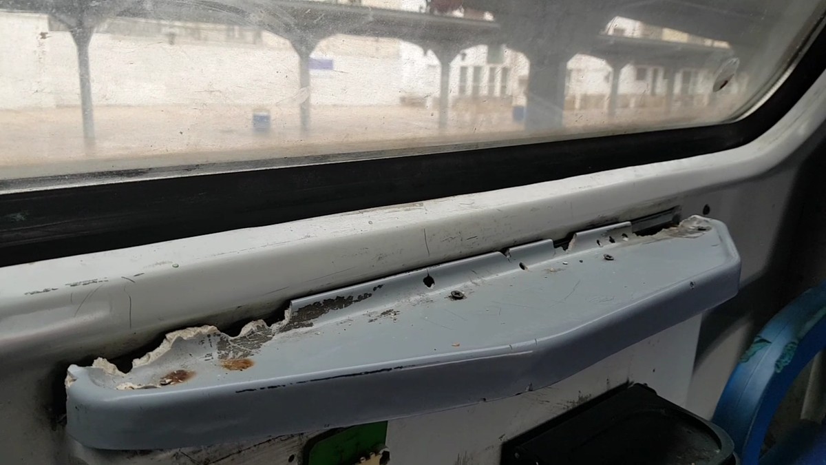 Mobilierul din trenul CFR a fost vandalizat, iar reprezentanţii companiei nu au mai alocat bani pentru reparaţii