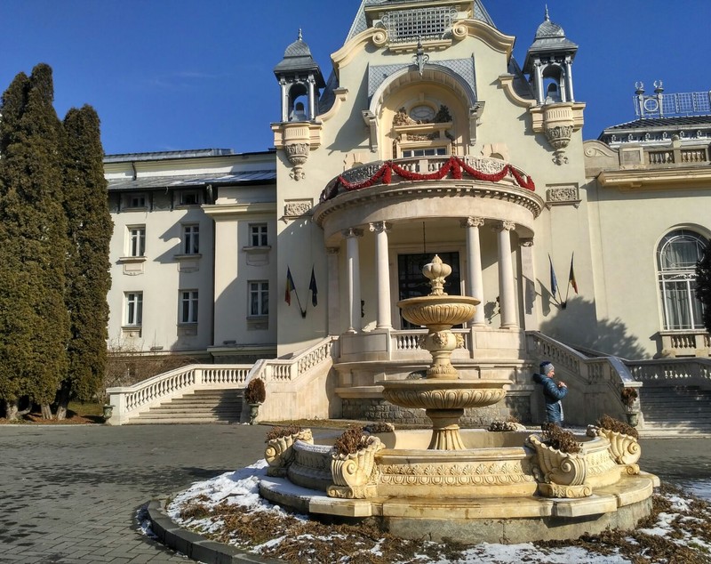 REPORTAJ/ Tunelul secret uitat de vreme prin care plecau de la Casino Sinaia bogații cu averi fabuloase - VIDEO