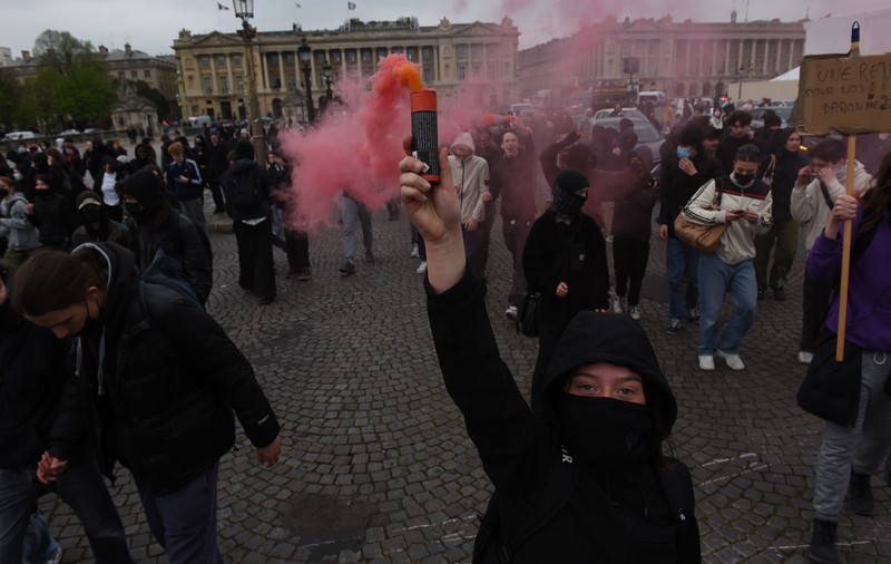 Macron vrea „să împace” Franța, după ce a promulgat rapid reforma pensiilor. Francezii îi promit „președintelui haosului” noi proteste