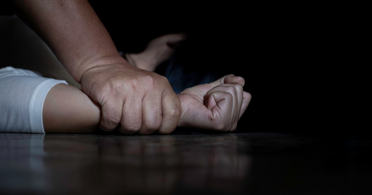 Fetiță de doi ani și trei luni, lovită și amenințată de îngrijitoare la o creșă din Piatra Neamț. „Stai pe oliță, că-ți sucesc capul la spate”