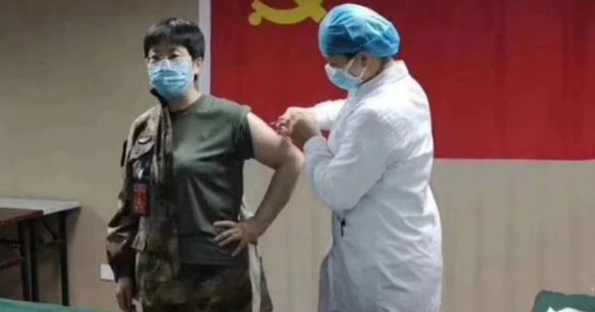 Vaccin anti-coronavirus complet netestat, injectat de o doctoriță din China