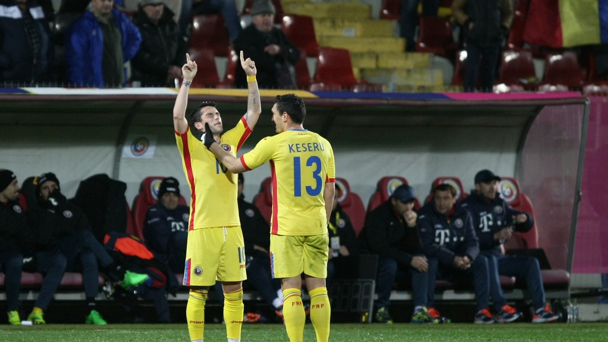 Nicușor Stanciu, stânga, e Dumnezeul lui Iordănescu, cel care pupa icoane la pauză FOTO: Vlad Chirea (Libertatea)