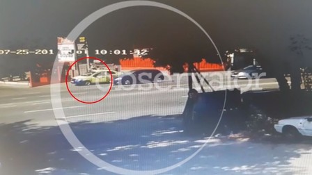 Imagini cu Gheorghe Dincă în zona unui centru comercial din Craiova