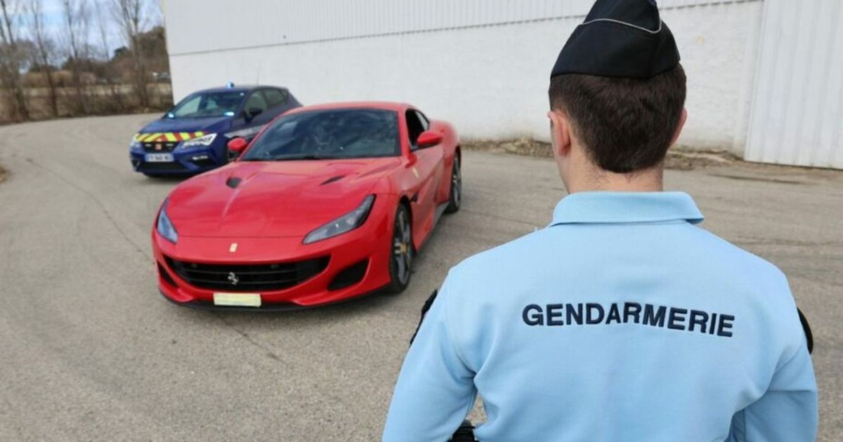 Echipa de intervenție rapidă din Franța a reușit să intercepteze Ferrari-ul care circula cu viteză foarte mare. Lângă el este mașina poliției, iar în fața autoturismelor este un bărbat de la jandarmerie care stă cu spatele la poză, februarie 2026, Franța