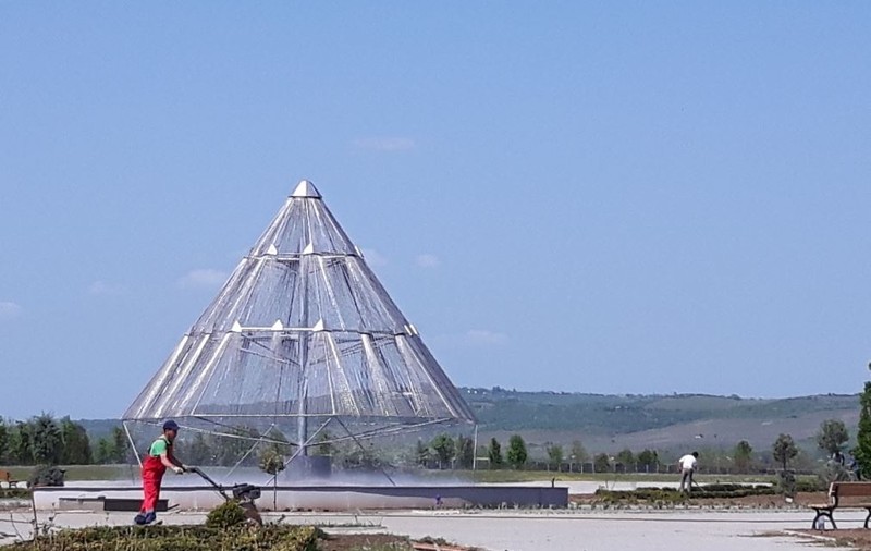 Fântână arteziană în formă de piramidă, construită în Grădina Botanică din Bucov