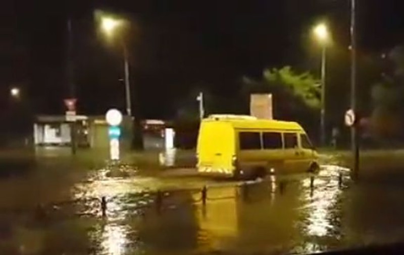Inundaţii în Braşov. O ploaie torenţială a paralizat traficul şi a inundat mai multe case | VIDEO