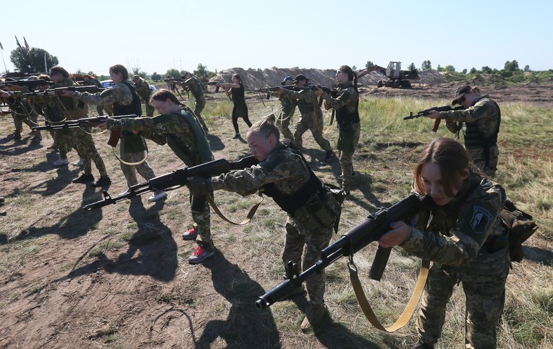 În Ucraina, femeile luptă pe front în uniforme militare de patru ori mai mari și cu infecții urinare. Unele sunt însărcinate