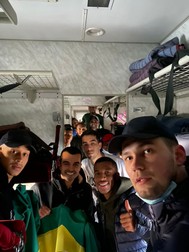 Brazilienii, cu zâmbetul pe buze, după ce trenul a plecat din Kiev | Foto: Facebook @Oana Vădeanu