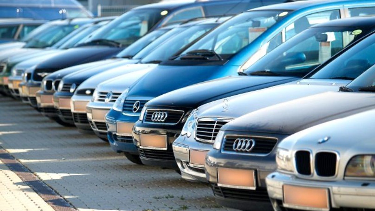 Până când se poate depune cererea pentru restituirea taxei auto. Mai multe autoturisme scoase la vânzare, cu numerele de înmatriculare blurate, într-o parcare