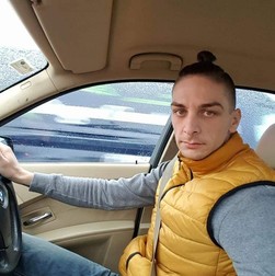 Alin Cicai, la volanul mașinii în care și-a găsit sfârșitul. Foto: Facebook / Alin Cicai