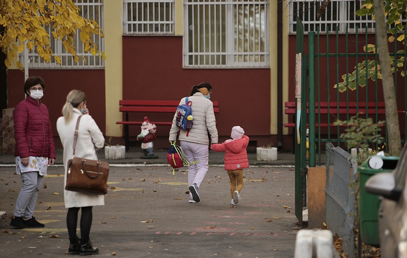 Toate școlile și grădinițele pot relua orele în format fizic de joi, unde rata de incidență e sub 3 la mie