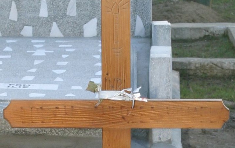 Fură crucile de lemn pentru foc! 