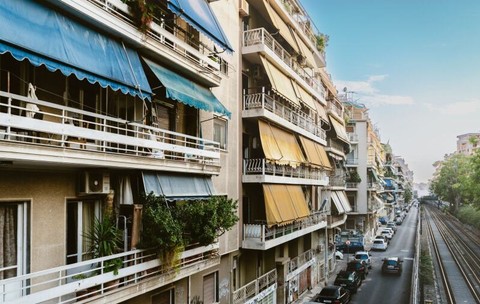 Ce rămâne din 1.000 de euro lunar după chirie în Atena și unde locuința depășește singură întregul buget