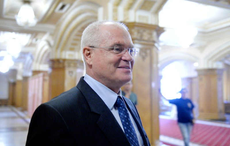 Eugen Nicolicea, reacţie la criticile privind studiile sale de drept. Susţine că are o vechime de aproape 27 de ani în Parlament şi că a luat licenţa cu nota 10