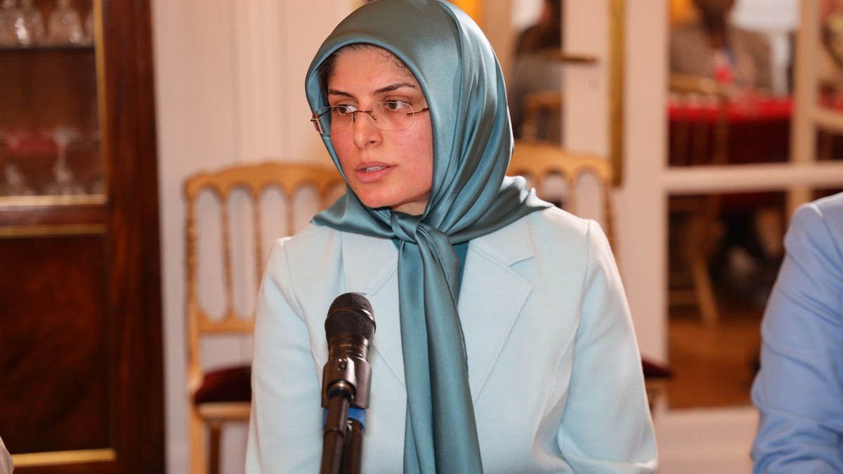 Shabnam Madadzadeh, supraviețuitoare a torturilor regimului iranian, cu esarfa verde pe cap
