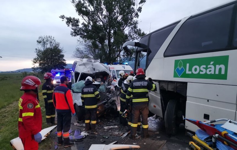 Accident între un autobuz și o dubă, între Râşnov şi Predeal. O persoană a murit și alte trei au fost rănite