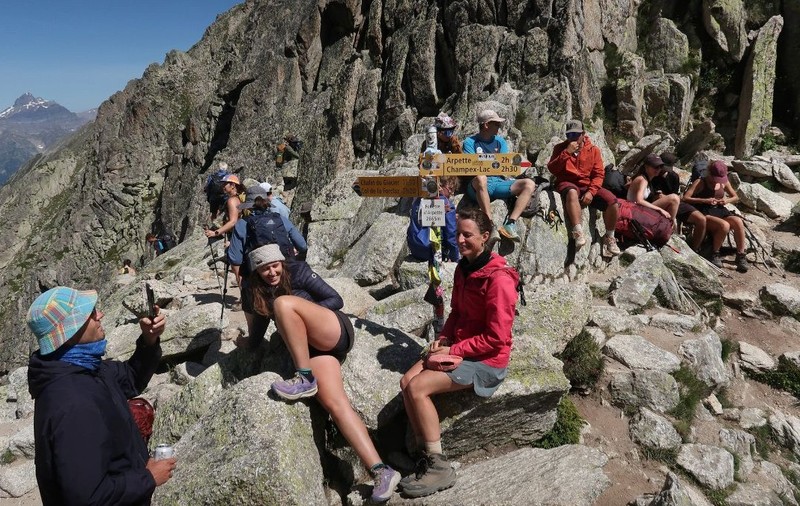 Excursioniștii care parcurg traseul Tour du Mont Blanc își iau o pauză la Fenêtre d'Arpette pe 8 iulie 2026, în apropiere de Champex-Lac, Elveția