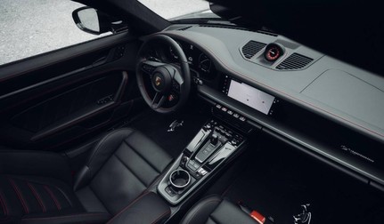 Interiorul mașinii este, de asemenea, personalizat cu inscripții speciale și detalii unice care subliniază legătura cu Transfăgărășanul. Foto: Porsche