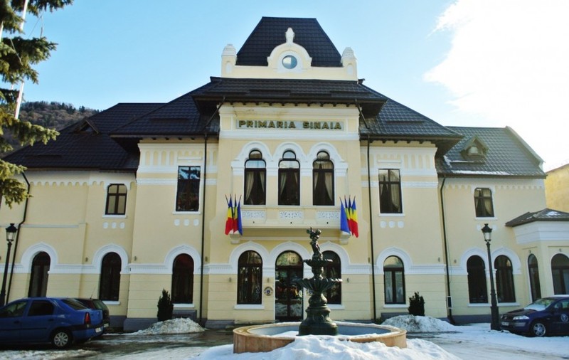 Criza COVID-19 doar pentru muritori. Spitalul Sinaia face chetă publică pentru măşti, în vreme ce Primăria cheltuie 36.000 de euro pe o scară metalică