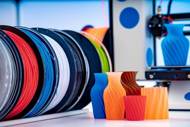 Obiectele tridimensionale sunt compuse dintr-un singur material ori dintr-o varietate de materiale precum plastic, metal, sticlă, ceramică etc.