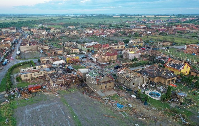 Cel puțin 4 morți în Cehia, după o tornadă care a devastat mai multe sate. Armata caută supraviețuitori