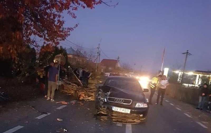 O căruță a fost spulberată de o mașină, în Suceava. Doi răniți, în urma impactului