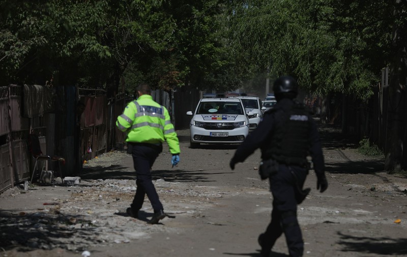 VIDEO | Descinderi în forță în Sintești. Poliția și Garda de Mediu au aplicat 34 de amenzi celor care au ars ilegal tone de deșeuri din plastic
