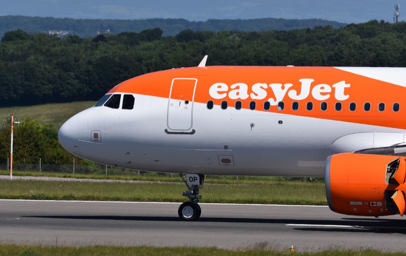 Aterizare de urgență, după ce o adolescentă înfuriată de tusea unei fetițe a amenințat echipajul și a încercat să deschidă ușa avionului 