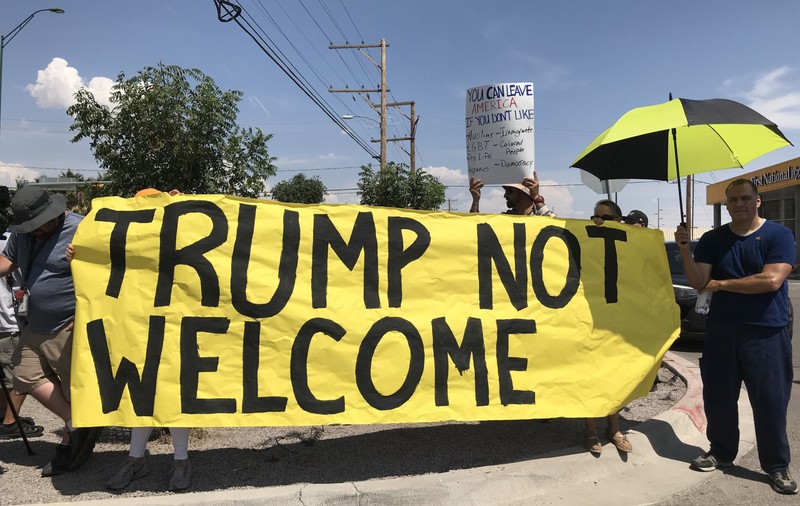 Donald Trump a fost întâmpinat cu proteste în Dayton şi El Paso, orașele lovite de atacuri armate