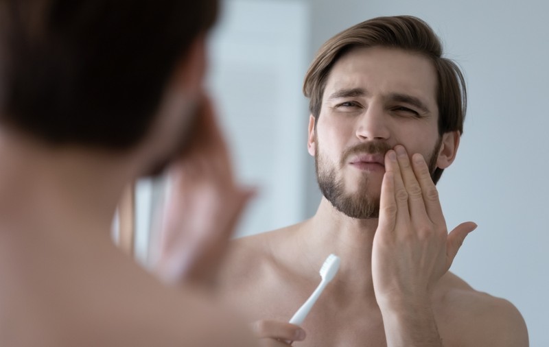 Sfaturi pentru gingii sensibile: Cum să alegi periuța de dinți potrivită?