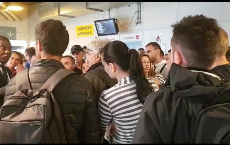 Pasageri români blocați pe Aeroportul Beauvais din Paris, de 24 de ore. Reacția Wizz Air, după ce a amânat zborul