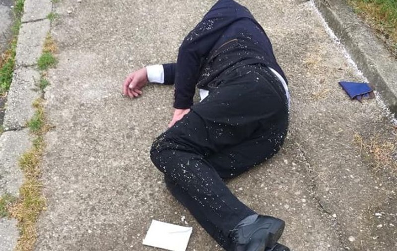 Un bărbat a fost găsit căzut pe stradă în Reşiţa, cu un plic cu bani lângă el