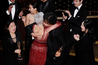 Regizorul Bong Joon Ho o îmbrățișează pe Jane Fonda, cea care a înmânat trofeul la categoria „cel mai bun film”