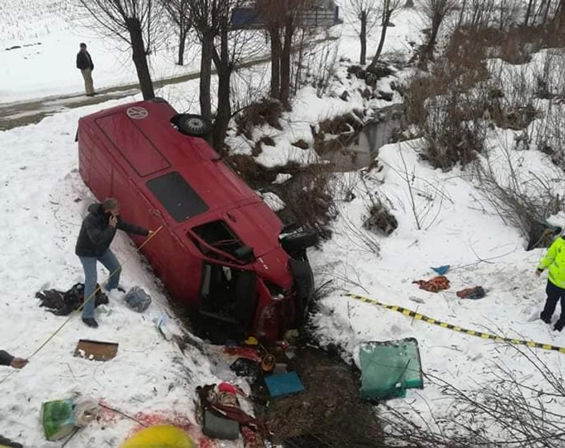 FOTO / Microbuz răsturnat într-o râpă, în Bacău. O persoană a murit și cinci au fost rănite