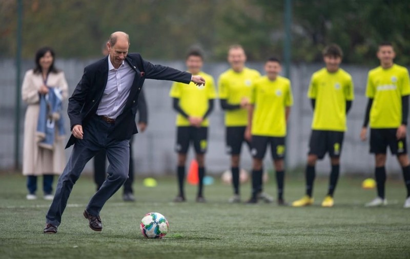 Fratele regelui Charles al III-lea, vizită în România. Prințul Edward a bătut mingea cu copiii de la Academia de Fotbal Viitorul Cluj