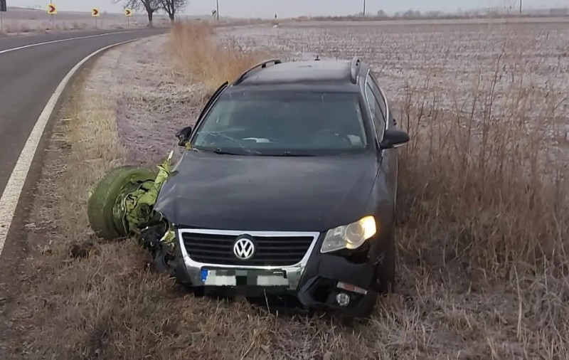 Un tânăr fără permis a furat mașina unui amic şi a făcut accident, pe DN 22, în Tulcea. A fugit de la fața locului și a fost găsit beat, pe un câmp