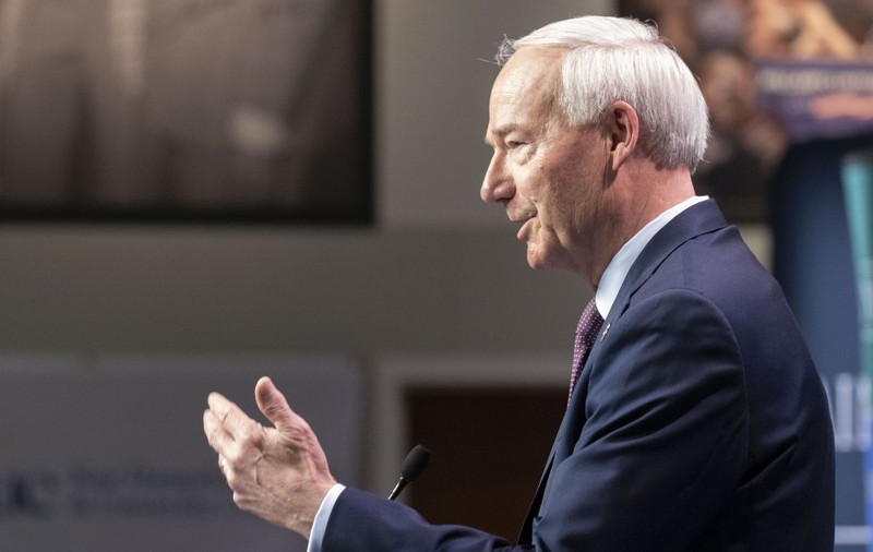 Republicanul Asa Hutchinson anunță că intră în cursa pentru prezidențiale și îi cere lui Trump să se retragă