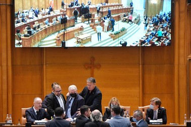 Deputatul PNL Florin Roman este obligat să părăsească prezidiul din sala de plen a Camerei Deputaților, după ce a fost contestat ca președinte de ședință de către parlamentarii USR PLUS și AUR. Foto: Andreea Alexandru / Mediafax Foto / Hepta
