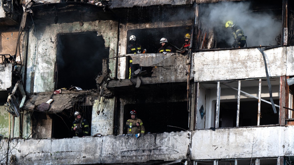 Un bloc din Ucraina după ce a fost bombardat de ruși, fațada este complet distrusă, iar pompierii încearcă să stingă flăcările