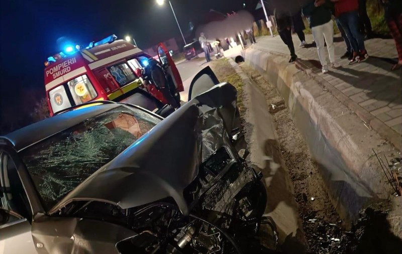Patru copii și doi adulți, răniți într-un accident la Suceava. Mașina în care se aflau s-a izbit de un cap de pod I VIDEO