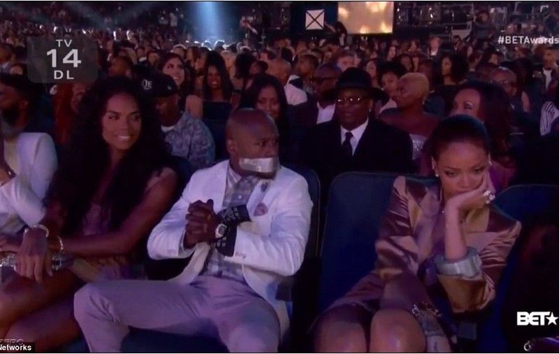 Rihanna i-a închis gura lui Mayweather! / GALERIE FOTO HOT
