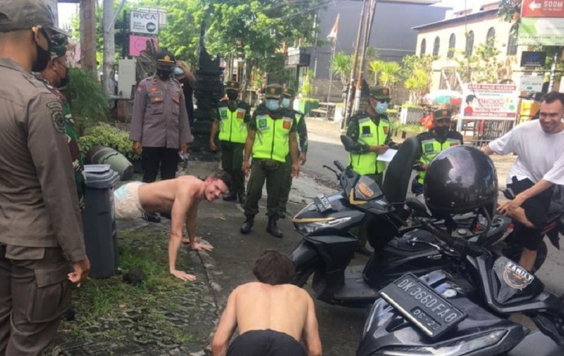 VIDEO | Turiștii străini prinși fără mască în Bali sunt pedepsiți pe loc: puși să facă flotări și genuflexiuni, pe stradă